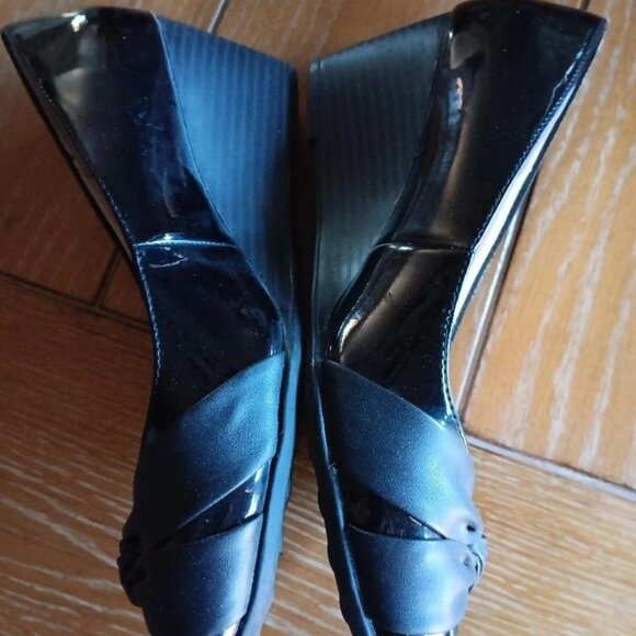Life Stride Soft Systems black patent leather wedge pumps in size 8 B (Medium) - Picture 2 of 4